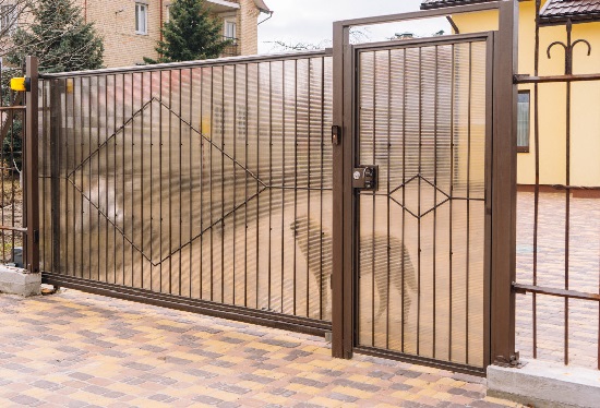 Купить ворота из профлиста с элементами ковки, с металлическими столбами в рамке или под дерево в ессентуках от 156240 руб